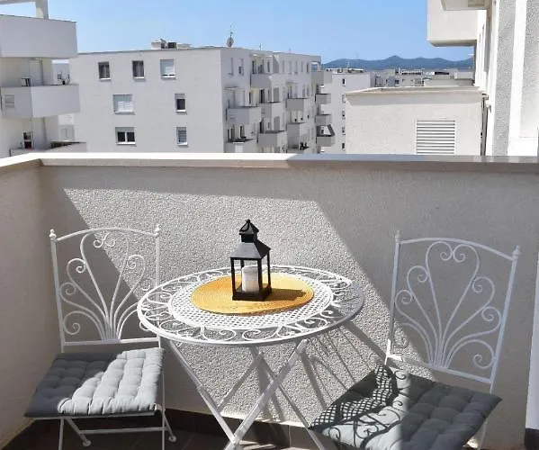 Ana Iadera With Balcony And Parking Daire