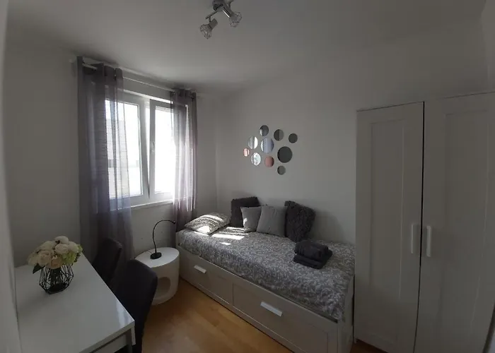 Ana Iadera With Balcony And Parking Daire