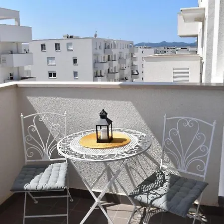 Ana Iadera With Balcony And Parking Apartment