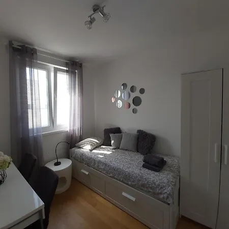 Ana Iadera With Balcony And Parking Apartment